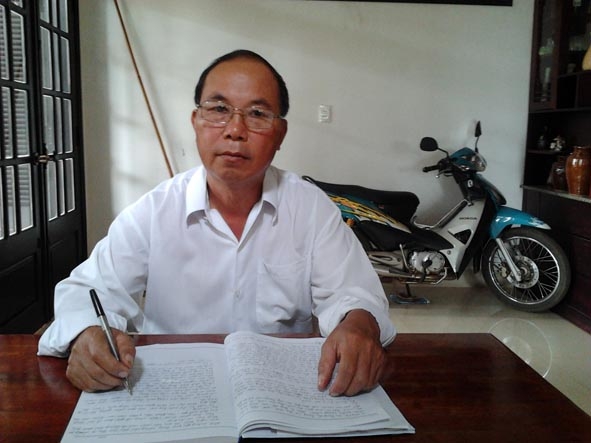 Ông Vi Văn Long soạn thảo nội dung  cuộc họp chi bộ thường kỳ.