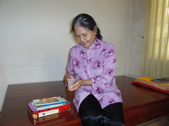 Mỗi lần nhận lương hưu, bà Nhuần đều dành ra 300.000 đồng để làm từ thiện.