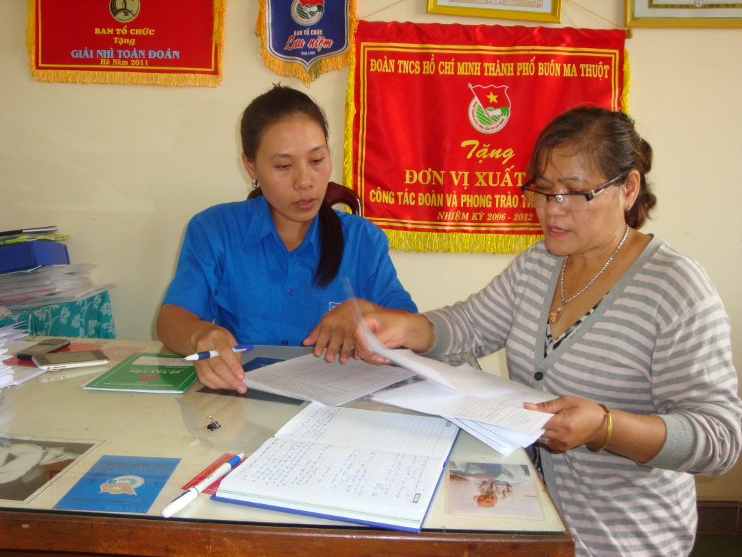  Nguyễn Thị  Ngọc Trinh  (bìa trái)  trao đổi  với lãnh đạo  Hội Phụ nữ phường  về công tác  tín dụng  nhằm giúp  thanh niên  phát triển  kinh tế  gia đình.