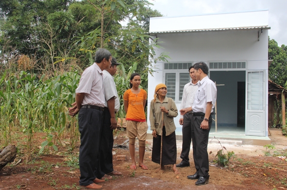 Đại diện Huyện ủy Cư Kuin bên căn nhà mới của bà H’Phễn Êban  (xã Ea Ktur, huyện Cư Kuin).