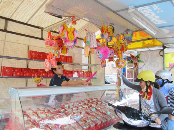 Một cửa hàng bán đồ chơi và bánh Trung thu trên đường Phan Bội Châu -  TP. Buôn Ma Thuột.