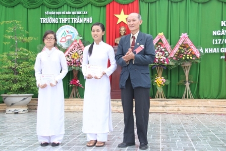Ông Hà Ngọc Đào, Chủ tịch Hội Khuyến học tỉnh trao học bổng học sinh nghèo hiếu học