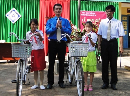 Đại diện  Tỉnh Đoàn tặng  xe đạp  cho  các em  học sinh  vượt khó  học giỏi.