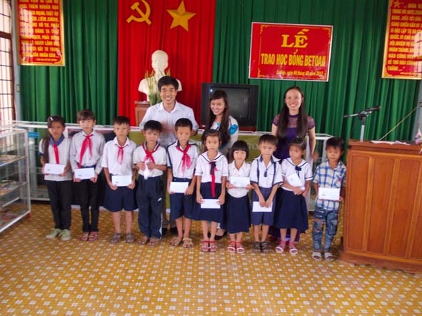 Đại diện Quỹ Khuyến học BETOAJI trao học bổng cho các em học sinh nghèo huyện  Ea Súp.