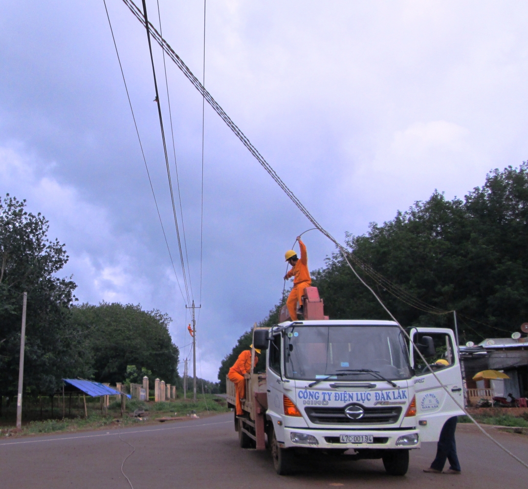 Công nhân Điện lực Dak Lak thi công đường dây