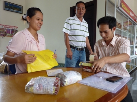 Chi cục quản lý chất lượng nông, lâm và thủy sản Dak Lak lấy mẫu cà phê bột về kiểm tra