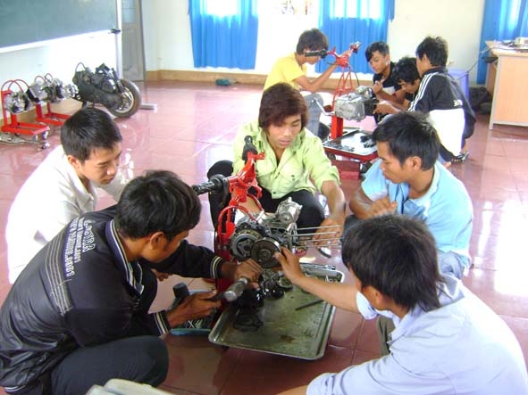 Giờ thực hành của lớp Sửa chữa xe gắn máy  tại Trung tâm dạy nghề huyện Cư M’gar.