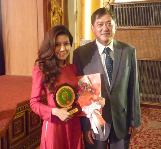 Nữ doanh nhân Tuệ Nghi cùng Đại sứ toàn quyền Việt Nam tại Myanmar.