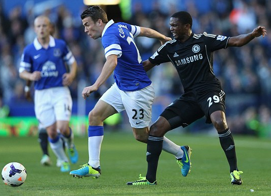 Chelsea (áo đen) lại một lần nữa nếm trái đắng trên sân Goodison Park