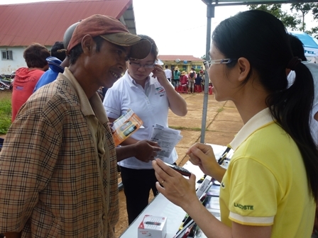 Nhân viên Viettel Dak Lak (bên phải) hướng dẫn đồng bào sử dụng Bộ hòa mạng Tomato buôn làng hỗ trợ tiếng Ê Đê