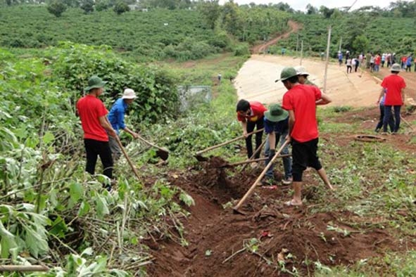 Đoàn viên thanh niên  xã Cư Né, huyện  Krông Buk  ra quân tu sửa đường  giao thông  nông thôn.