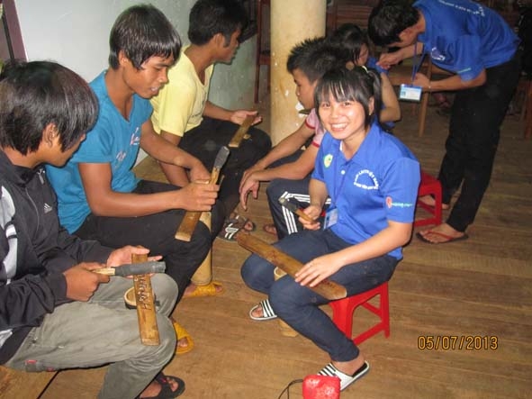 Đoàn viên thanh niên  tập luyện  nhạc cụ  truyền thống