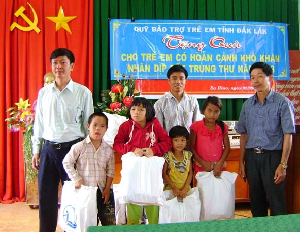 Trẻ em có hoàn cảnh đặc biệt khó khăn của xã Ea Hiao, huyện Ea H’leo nhận quà do Quỹ Bảo trợ trẻ em tỉnh trao tặng nhân dịp Tết  Trung thu 2013.