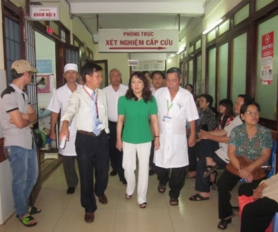 Bộ trưởng Nguyễn Thị Kim Tiến và Đoàn công tác thăm khoa Khám bệnh của Bệnh viện Đa khoa tỉnh...