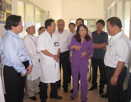 ...và trao đổi hoạt động chuyên môn với cán bộ y bác sĩ Bệnh viện Đa khoa Cư Kuin.