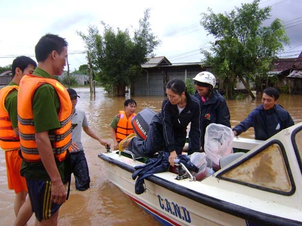 Lực lượng cứu hộ huyện  Ea Súp đã dùng ca nô đưa người dân  ra khỏi vùng nguy hiểm.