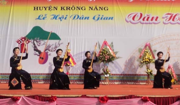 CLB hát then biểu diễn ở Lễ hội dân gian văn hóa Việt Bắc, Krông Năng.