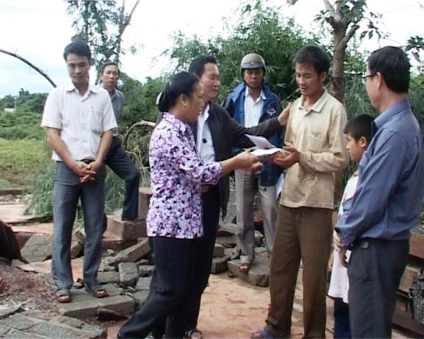 Đồng chí H’Ngăm Niê Kdăm, Phó trưởng Ban Chỉ đạo Tây Nguyên trao quà tặng gia đình nạn nhân trong cơn lũ tại xã Ea Khal.
