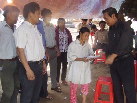 Ông Trang Quang Thành, Giám đốc Sở NN-PTNT, đại diện cho Ban chỉ huy PCLB-TKCN tỉnh đến thăm hỏ, động viên và trao tiền hỗ trợ cho gia đình bà Lý Thị Pằng