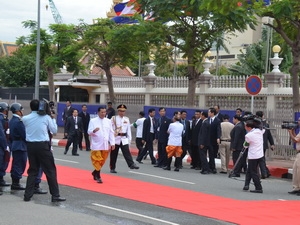 Hun Sen: Hòa bình và phát triển luôn là mục tiêu cao nhất của Thủ tướng Hun Sen. Với những nỗ lực đẩy mạnh hợp tác kinh tế, chính trị giữa Việt Nam và Campuchia, các dự án liên kết chung đã và đang được triển khai rất hiệu quả. Hình ảnh này chứng minh cho sự phát triển ổn định của khu vực.