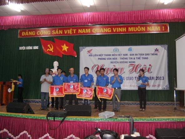 Trao giải thưởng cho các đơn vị đoạt giải tại Ngày hội “Thanh niên với văn hóa giao thông” năm 2013 huyện Krông Năng.