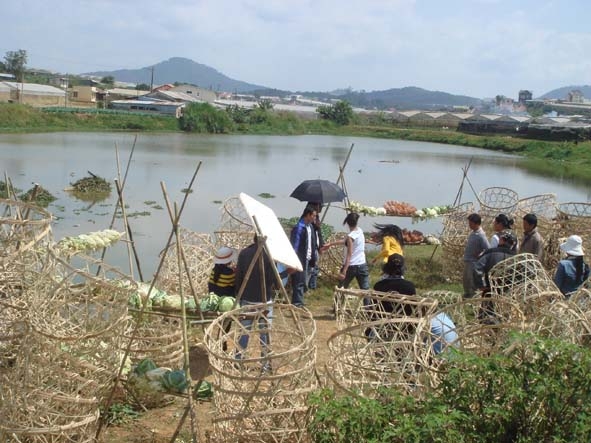Mượn không gian hồ nước ở Đà Lạt để dựng Chợ quay phim.