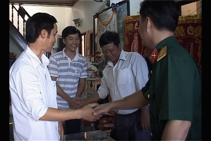 Các thành viên trong Hội đồng nghĩa vụ quân sự huyện thăm hỏi, động viên thanh niên Đặng Thế Mỹ (thứ 2 từ  trái qua) trước lúc lên đường.