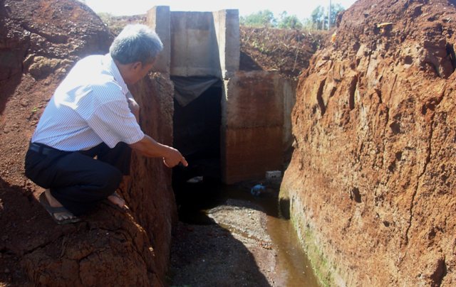 Một cống xả nước thải của CCN Tân An từng gây ô nhiễm cho người dân xung quanh