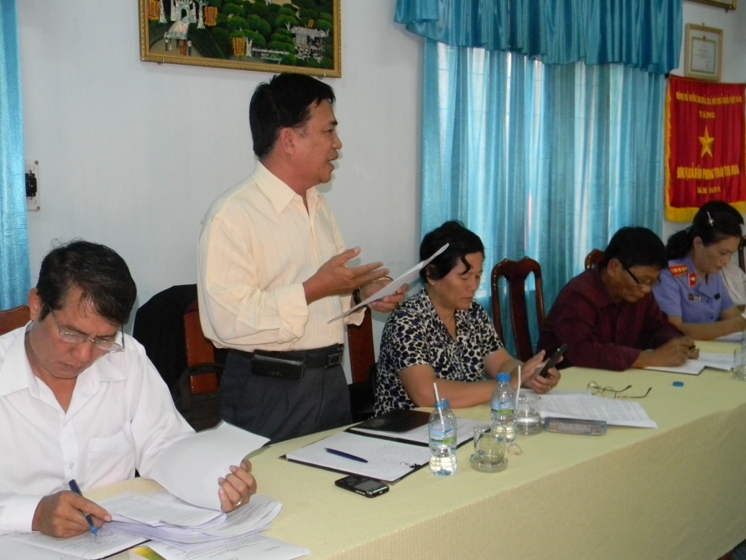 Luật sư Tạ Quang Tòng, thành viên đoàn giám sát tham gia góp ý tại buổi làm việc