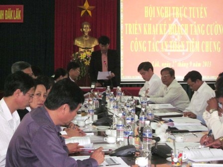 Thạc sĩ, bác sĩ Nay Nguyên, Phó Giám đốc Sở Y tế báo cáo tham luận Hội nghị tại điểm cầu Dak Lak.