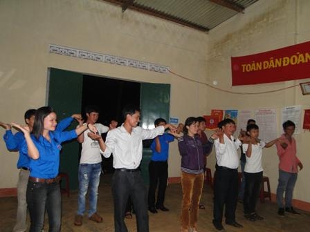 Bí thư Chi bộ thôn Tân Thành (thứ tư từ phải sang) tham gia  sinh hoạt cùng đoàn viên thanh niên.