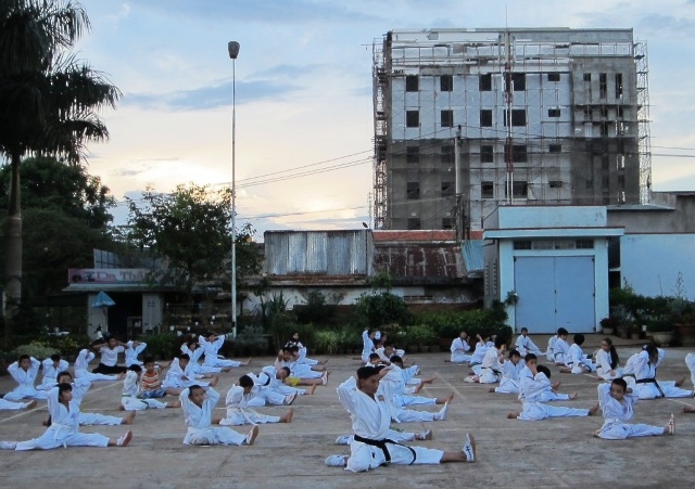 Các võ sinh môn phái Karatedo luyện tập tại Trung tâm Văn hóa - Thể thao thị xã Buôn Hồ.