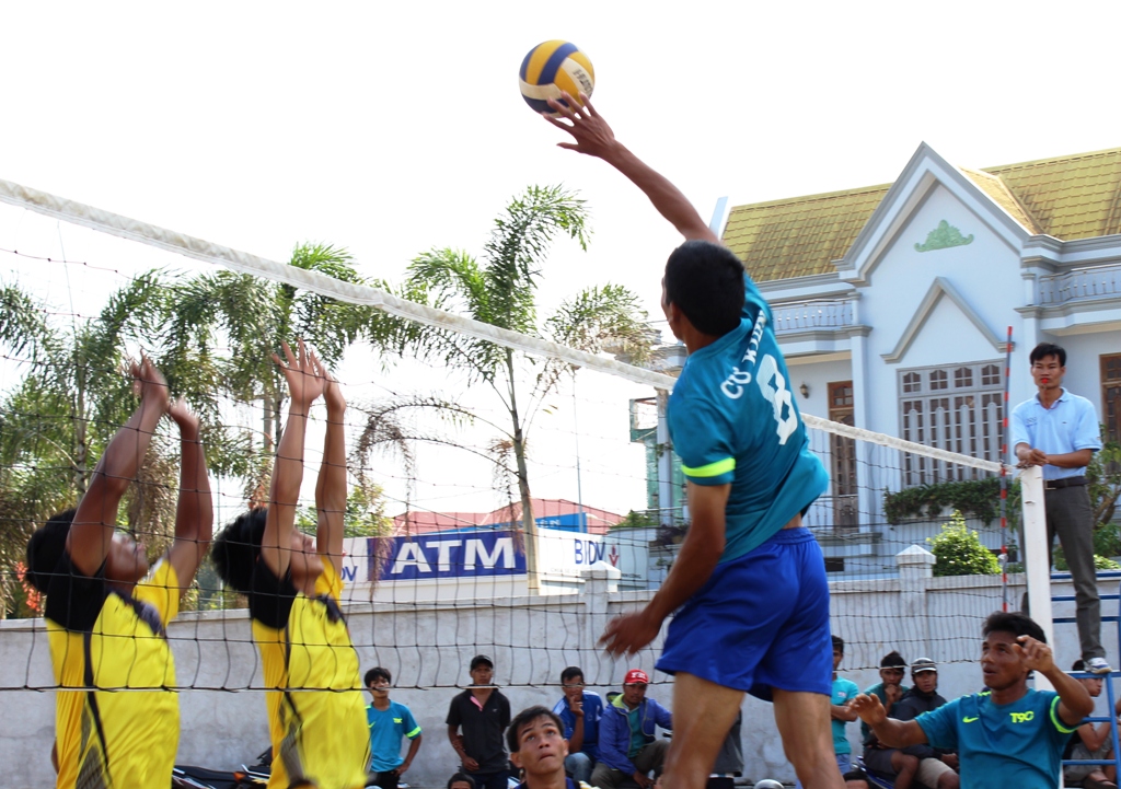 Pha tranh bóng trong trận chung kết môn bóng chuyền nao giữa Trường Đại học Tây Nguyên (áo vàng) và huyện Cư Kuin.