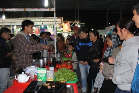 Tham quan tại hội chợ Thương mại Dak Lak 2012 tại huyện Krông Pak