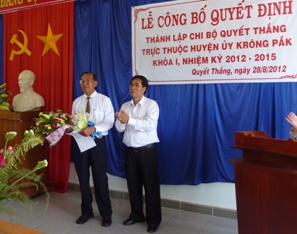 Đại diện lãnh đạo Huyện ủy Kroong Pak (bìa phải) trao Quyết định thành lập Chi bộ HTX Quyết Thắng