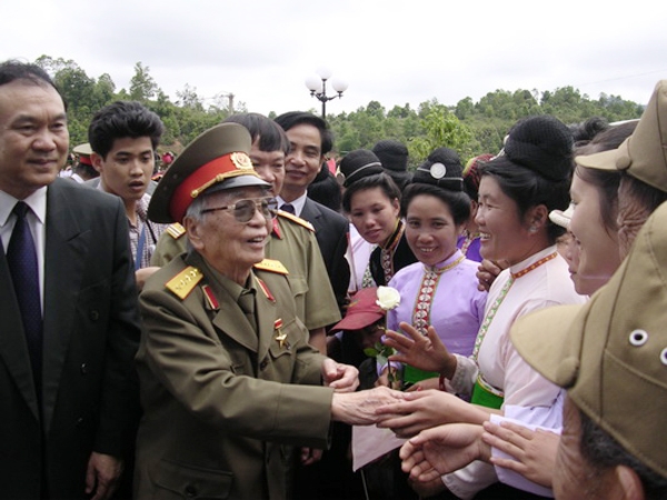 Đại tướng Võ Nguyên Giáp với  đồng bào Điện Biên trong dịp  kỷ niệm 50 năm chiến thắng lịch sử Điện Biên Phủ.