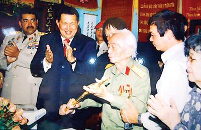 Năm 2006, trong chuyến thăm Việt Nam, Tổng thống Venezuela - Hugo Chavez  đã tặng Đại tướng Võ Nguyên Giáp thanh bảo kiếm của Anh hùng Simon Bolivar.