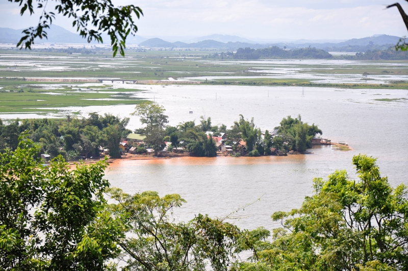 Và Hồ Lak, một hồ nước ngọt tự nhiên lớn nhất tỉnh Dak Lak và lớn thứ hai Việt Nam sau Hồ Ba Bể