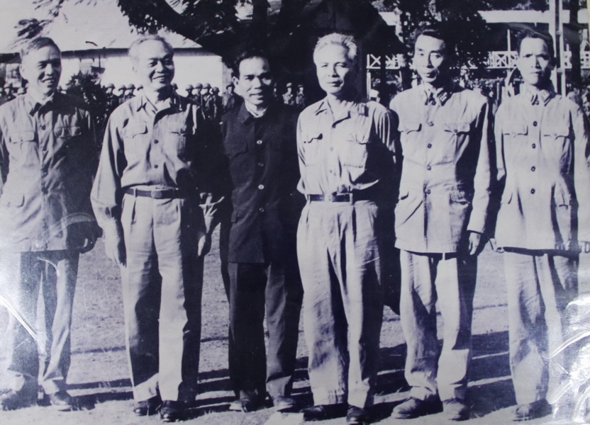 Đại tướng Võ Nguyên Giáp thăm lực lượng vũ trang tỉnh Dak Lak và chụp ảnh lưu niệm với các lãnh đạo chỉ huy lực lượng vũ trang tỉnh Dak Lak năm 1978