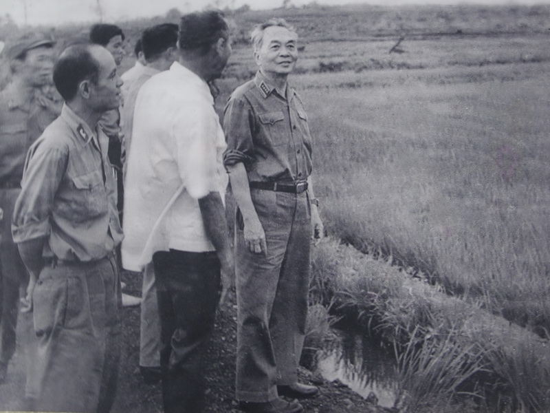 Đại tướng Võ Nguyên Giáp thăm cánh đồng lúa nước Ea Wăng, huyện Krông Pak năm 1978