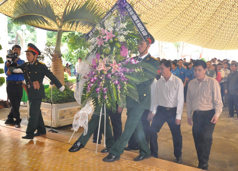 Đoàn đại biểu Sở Y tế Dak Lak dâng hoa viếng Đại tướng