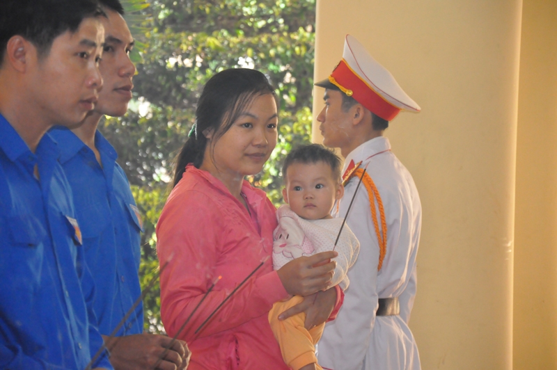 Nhiều em nhỏ cũng được cha mẹ đưa đến Lễ viếng Đại tướng Võ Nguyên Giáp