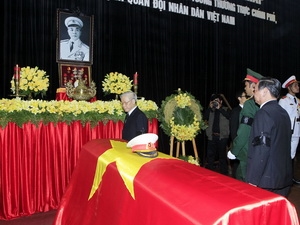 Tổng Bí thư Nguyễn Phú Trọng trước linh cữu Đại tướng