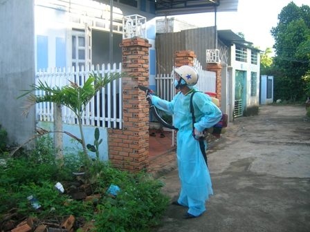 Cán bộ y tế dự phòng phun hóa chất diệt muỗi phòng bệnh sốt  xuất huyết tại một khu dân cư trên địa bàn TP. Buôn Ma Thuột. 