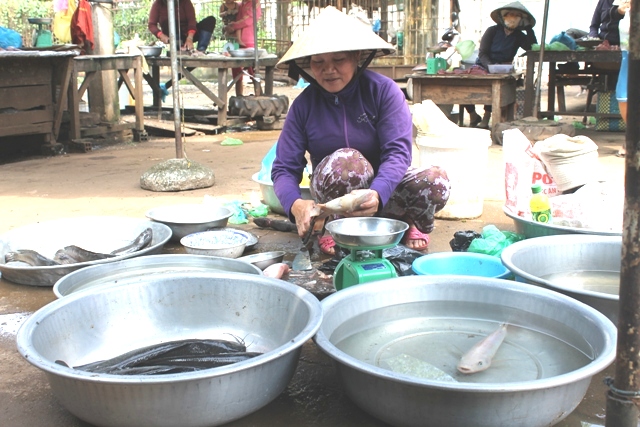 Chị Tuyết tại chợ xã Hòa Khánh.