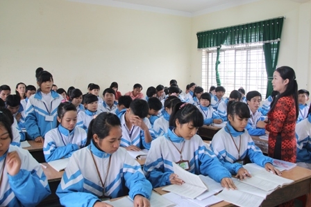  các đại biểu thma dự tiết dạy  Ngữ văn của cô giáo Nông Bích Hằng, Trung tâm GDTX huyện Krông Pak