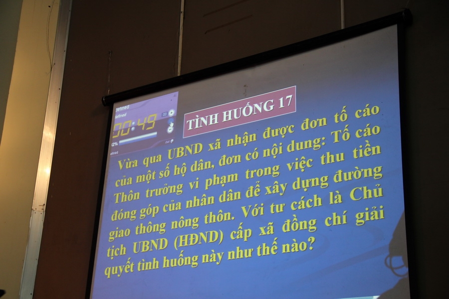 Các câu hỏi và câu trả lời đều được đưa lên màn hình lớn cho khán giả trực tiếp theo dõi