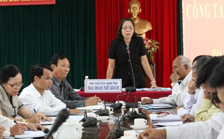 Bà Mai Hoan Niê Kdăm, Phó Chủ tịch UBND tỉnh, Trưởng Ban chỉ đạo Chương trình mục tiêu giảm nghèo tỉnh phát biểu chỉ đạo cuộc họp