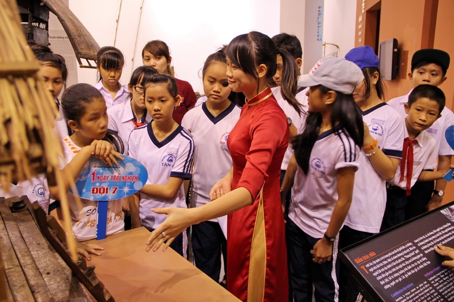 Các chị hướng dẫn viên giới thiệu cho các em về văn hóa của các dân tộc sinh sống tại Dak Lak