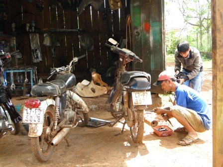 Tiệm sửa chữa xe máy của gia đình anh Y Tô Nô Ktul  luôn đông khách.